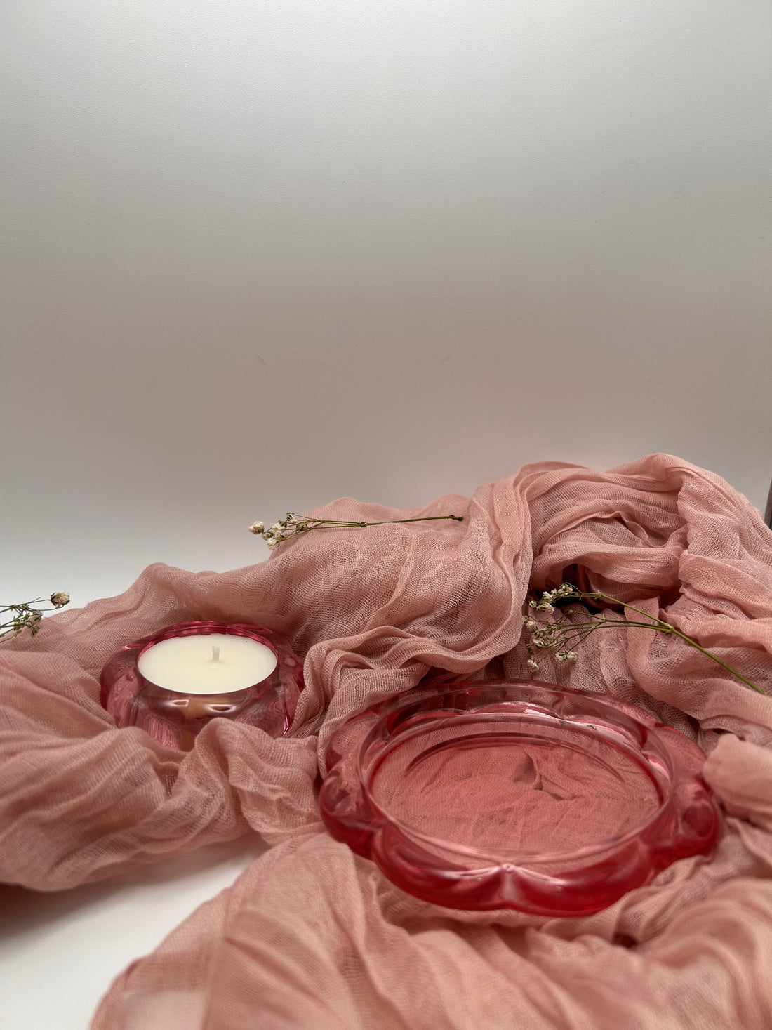 flor rosa, mini vela fruta de la pasión y posavelas rosa cristal.